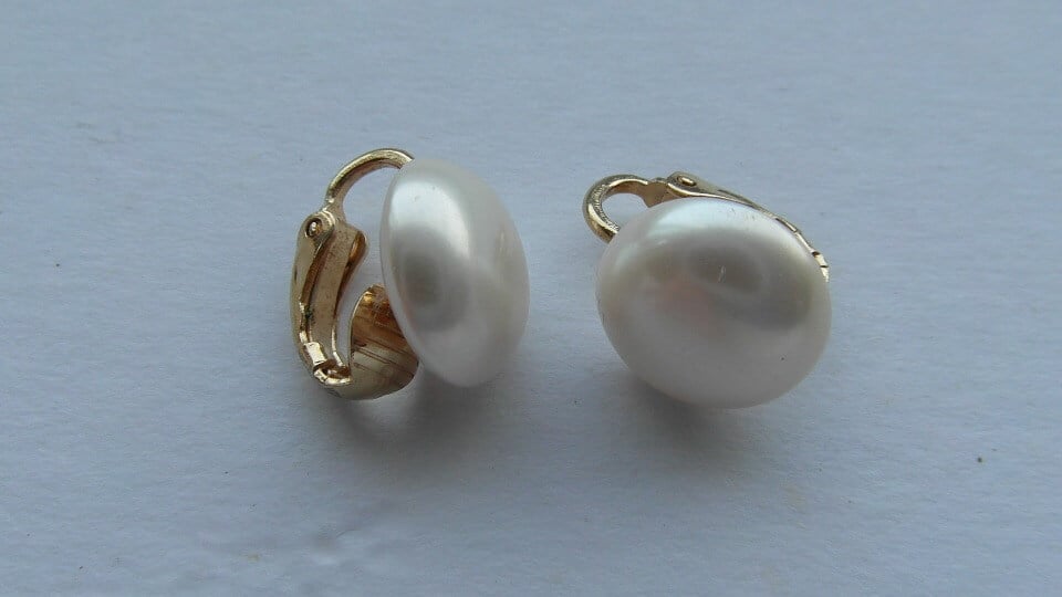 pair of earrings with yellow gold setting 
