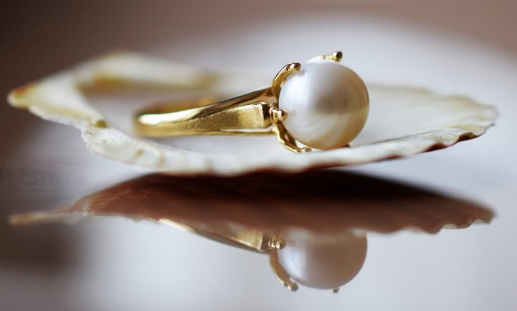 Pearl ring on shell