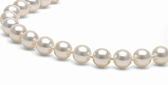 White pearl necklace with rose overtone