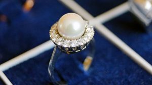 How to choose a pearl engagement ring