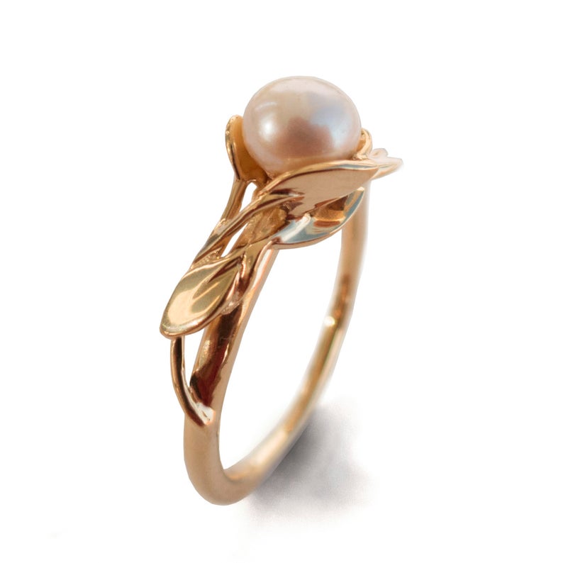Pearl ring in yellow gold