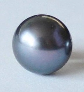 Tahitian pearl with blue body tone