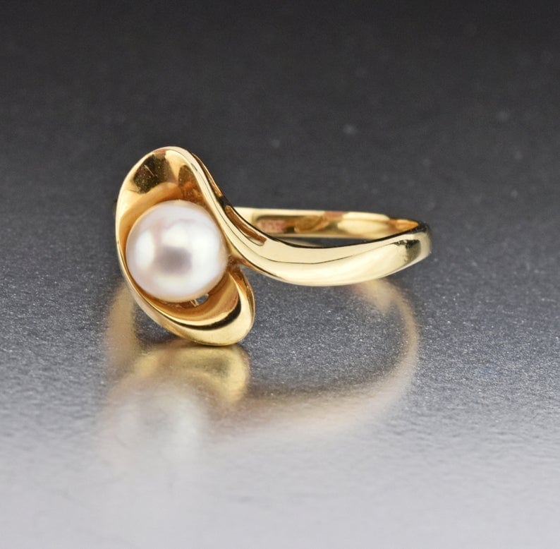 Vintage pearl ring with swirls